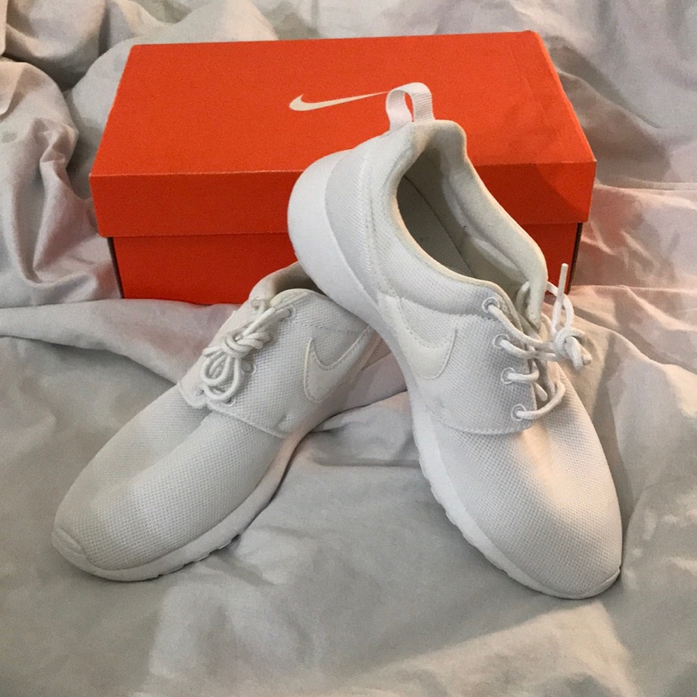 Nike White Roshe Run